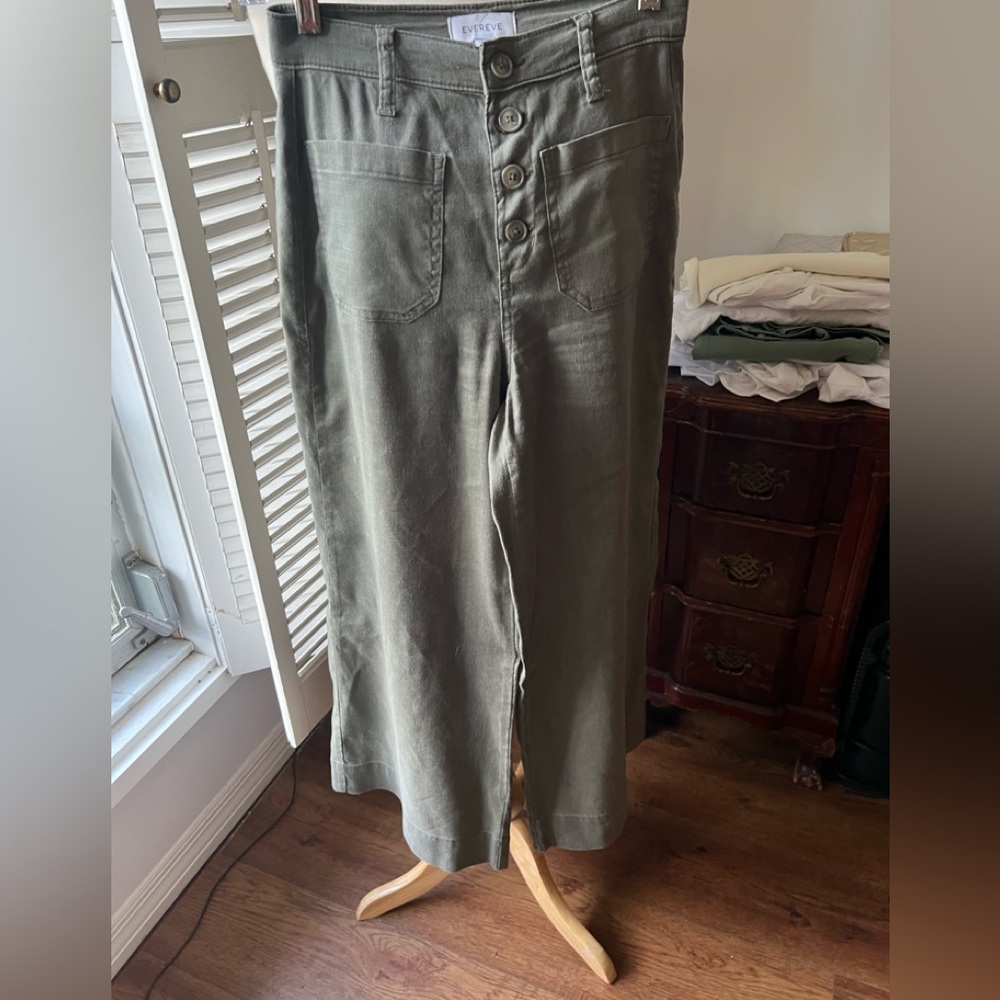 Evereve woman’s green Khaki flare Chinos button front size 24